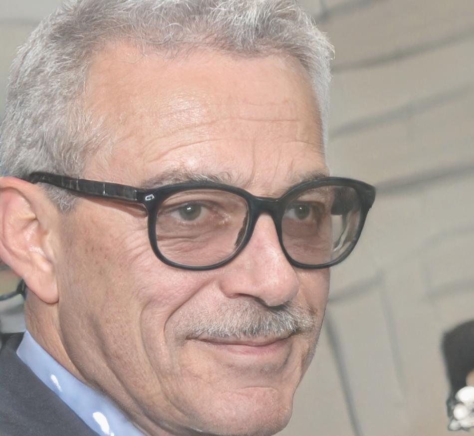 Ritratto professionale di Valerio Landolfi, specialista in pratiche artistiche terapeutiche