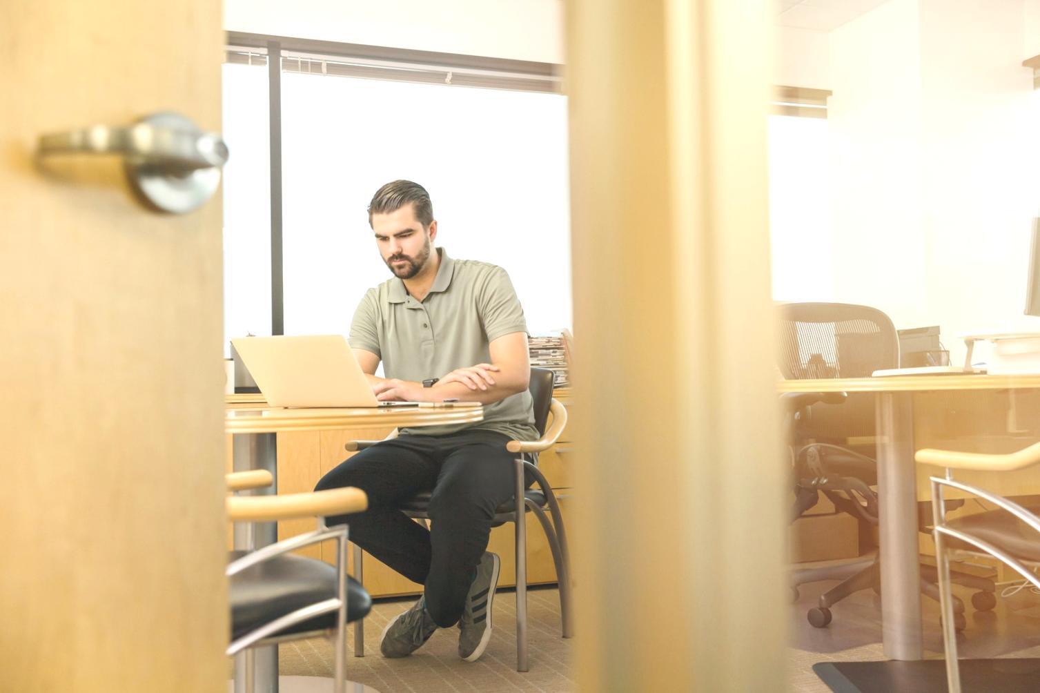 Sessione pratica di esplorazione creativa con supporto psicologico personalizzato